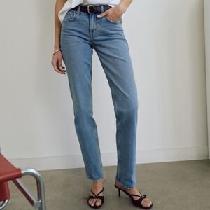 Abercrombie | The Straight Leg Mid Rise Stretch Denim Cotton Jean in Medium Wash